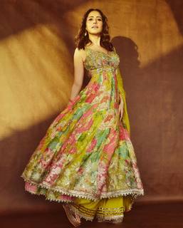 Nushrratt Bharuccha feet photo thumbnail