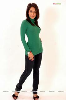 Nushrratt Bharuccha feet photo thumbnail