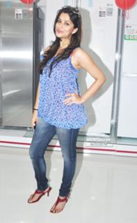 Nyra Banerjee feet photo thumbnail