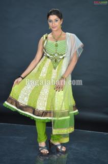 Nyra Banerjee feet photo thumbnail