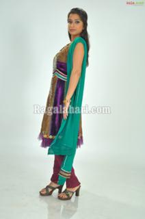 Nyra Banerjee feet photo thumbnail