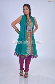 Nyra Banerjee feet photo thumbnail