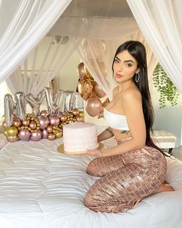Nyvi Estephan feet photo thumbnail