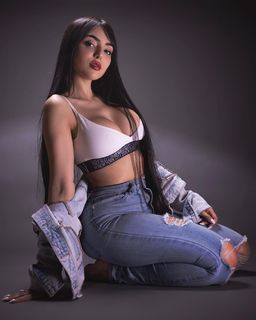 Nyvi Estephan feet photo thumbnail