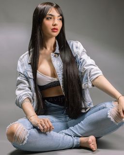 Nyvi Estephan feet photo thumbnail