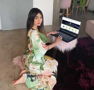Nyvi Estephan feet photo thumbnail