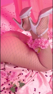 Nyvi Estephan feet photo thumbnail
