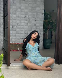 Nyvi Estephan feet photo thumbnail