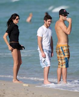 Odette Annable feet photo thumbnail
