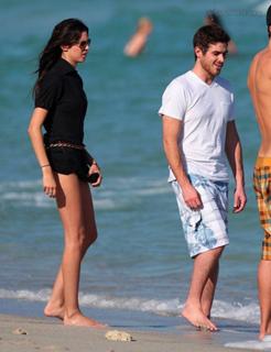 Odette Annable feet photo thumbnail