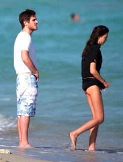 Odette Annable feet photo thumbnail