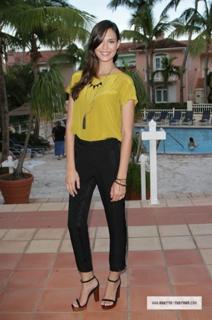 Odette Annable feet photo thumbnail