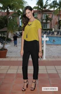 Odette Annable feet photo thumbnail