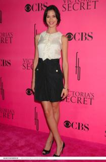 Odette Annable feet photo thumbnail
