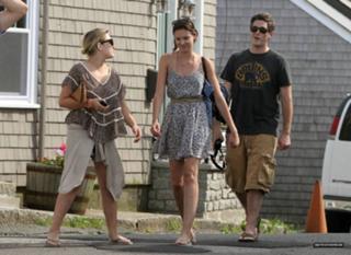 Odette Annable feet photo thumbnail