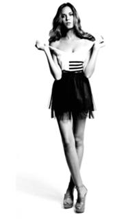 Odette Annable feet photo thumbnail
