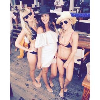 Odette Annable feet photo thumbnail