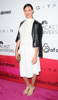 Odette Annable feet photo thumbnail