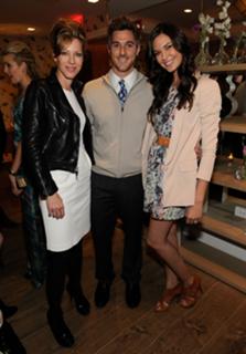 Odette Annable feet photo thumbnail