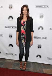 Odette Annable feet photo thumbnail