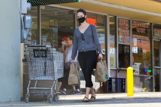 Odette Annable feet photo thumbnail