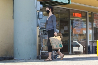 Odette Annable feet photo thumbnail