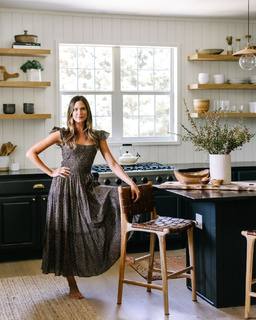 Odette Annable feet photo thumbnail
