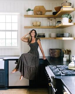 Odette Annable feet photo thumbnail