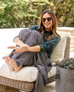 Odette Annable feet photo thumbnail