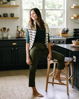 Odette Annable feet photo thumbnail