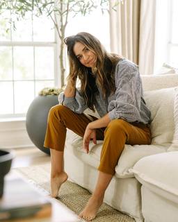 Odette Annable feet photo thumbnail