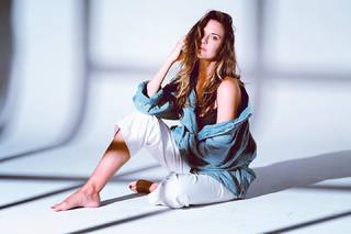 Odette Annable feet photo thumbnail