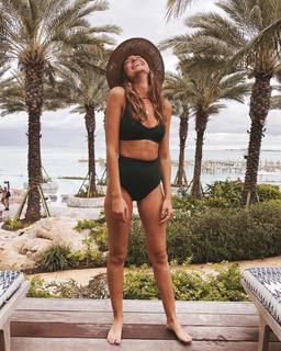 Odette Annable feet photo thumbnail