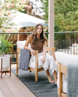 Odette Annable feet photo thumbnail