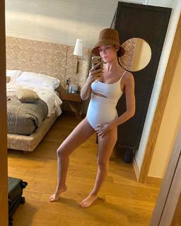 Odette Annable feet photo thumbnail