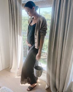 Odette Annable feet photo thumbnail