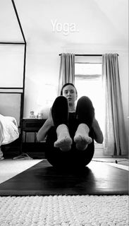 Odette Annable feet photo thumbnail