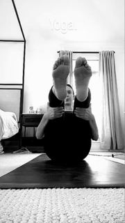 Odette Annable feet photo thumbnail