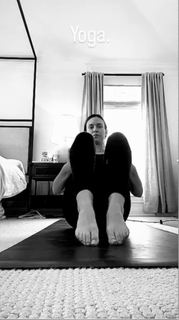 Odette Annable feet photo thumbnail
