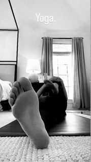 Odette Annable feet photo thumbnail