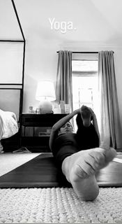 Odette Annable feet photo thumbnail