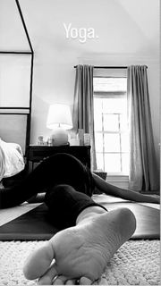 Odette Annable feet photo thumbnail