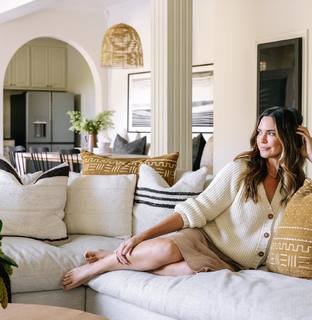 Odette Annable feet photo thumbnail