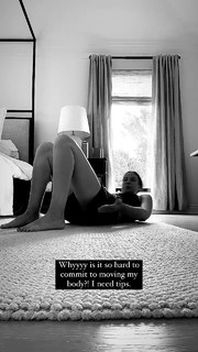 Odette Annable feet photo thumbnail