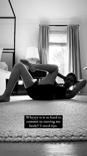 Odette Annable feet photo thumbnail