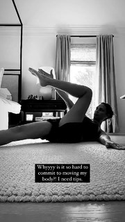 Odette Annable feet photo thumbnail