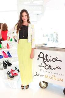 Odette Annable feet photo thumbnail