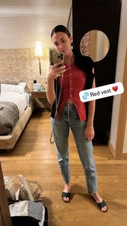 Odette Annable feet photo thumbnail