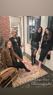 Odette Annable feet photo thumbnail
