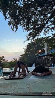 Odette Annable feet photo thumbnail